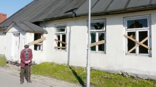 80-latek od lat mieszka w ruderze, a menele uprzykrzają mu życie