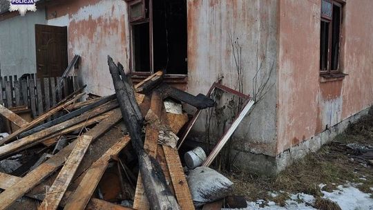 80-latek zginął w pożarze. Jego dom częściowo spłonął