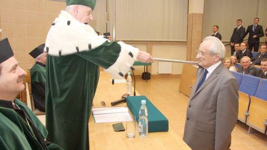 80-letni absolwent. Mieszkaniec Łęcznej właśnie zdobył tytuł magistra