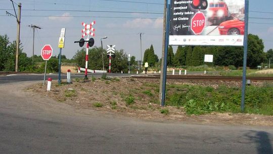 81-latek wjechał w opuszczoną rogatkę na przejeździe kolejowym