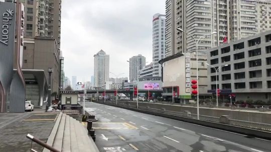 81 ofiar śmiertelnych koronawirusa w Chinach. Opustoszałe ulice miasta Wuhan [wideo]