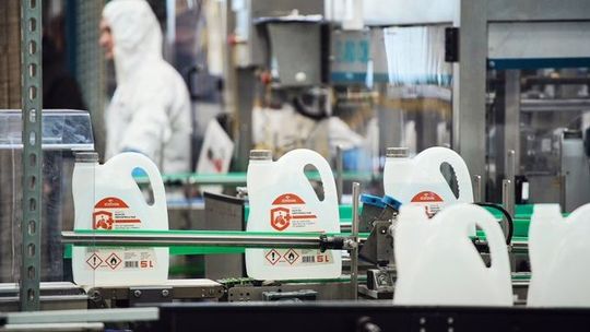 820 tys. litrów płynu do dezynfekcji rąk trafiło na stacje PKN Orlen. Spółka pracuje nad kolejnym środkiem