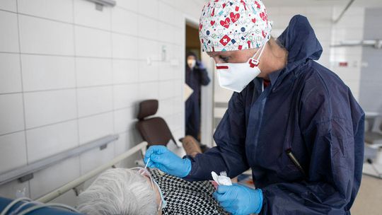 825 nowych przypadków zakażenia koronawirusem w Polsce. Zmarło 15 chorych