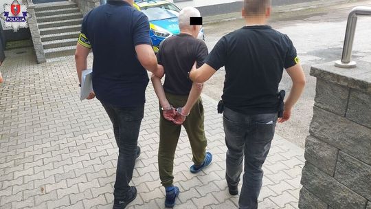 83-latek oblał wrzątkiem i zaatakował nożem własnego krewnego. Usłyszał zarzut usiłowania zabójstwa