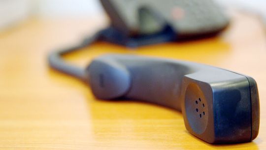 83-latkę obudził w środku nocy telefon. Kobieta straciła oszczędności