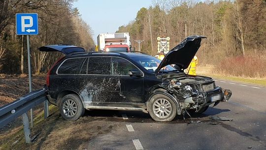 84-latek nie zauważył, że jest wyprzedzany. Skończyło się poważnie