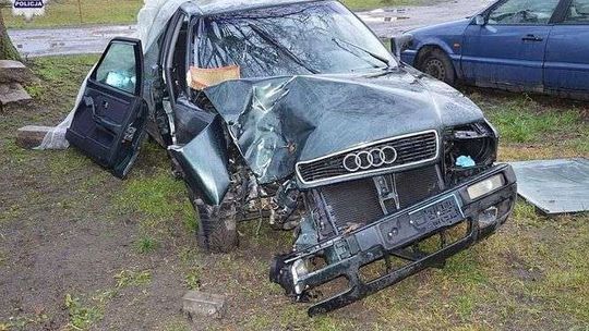 85-letni kierowca uderzył w drzewo. Nie żyje pasażerka audi