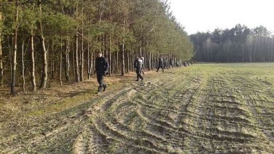 86-latka wyszła z psem i długo nie wracała. Znaleźli ją w lesie