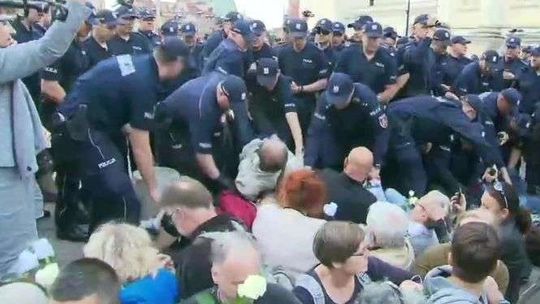 86. miesięcznica smoleńska. Policja usunęła siłą blokujących Krakowskie Przedmieście