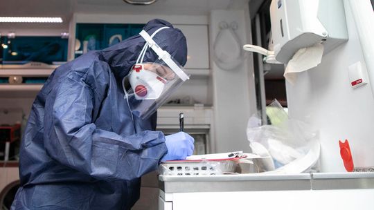 8694 nowe przypadki zakażenia koronawirusem w Polsce. Zmarło 279 chorych