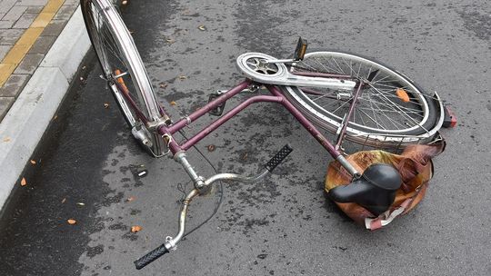 87-latek na rowerze zderzył się z audi. Trafił do szpitala