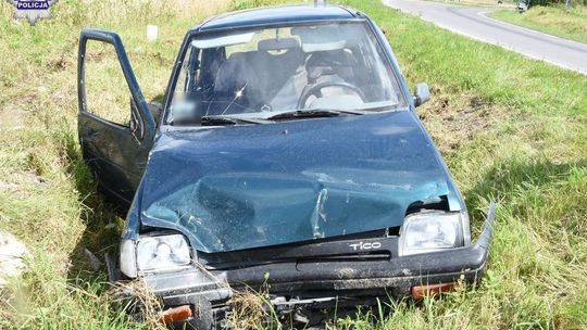 88-latek wypadł z drogi na zakręcie i wjechał do rowu. Pasażerka auta w szpitalu