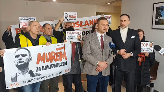 Bąkiewicz wojuje w Zamościu. „Segregacja ludzi!”