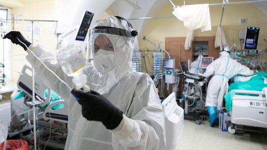 9 077 nowych przypadków zakażenia koronawirusem w Polsce. Zmarło 240 chorych