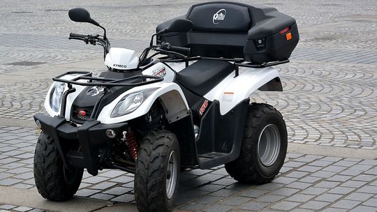 9-latka za kierownicą quada, a z tyłu pijany mężczyzna