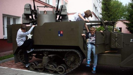 9-tonowy wóz bojowy przyjechał do uczniów gimnazjum (wideo)