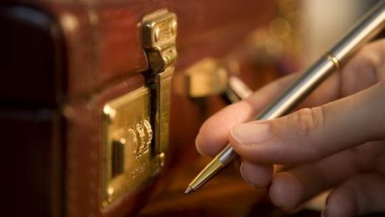 90-latek miał w walizce 18 tysięcy złotych. Zabrał je oszust
