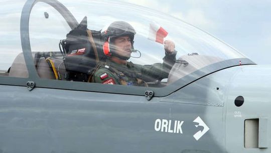 90-lecie "Szkoły Orląt". Pokazy lotnicze głównym punktem obchodów (wideo, zdjęcia)