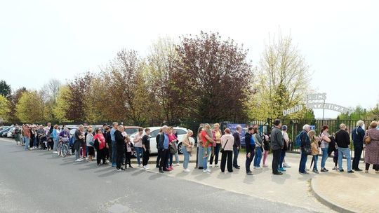 90-osobowa kolejka do kasy botanika 