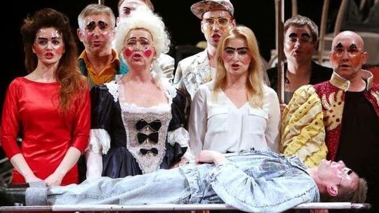 A to Polska właśnie. Premiera „Herkulesa i stajni Augiasza” w Teatrze Osterwy