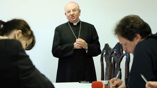 Abp. Budzik o antyklerykalnym plakacie: "Powinniśmy się wstydzić" (wideo)
