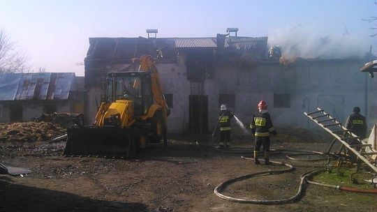 Abramów. Pożar stodoły od uderzenia pioruna