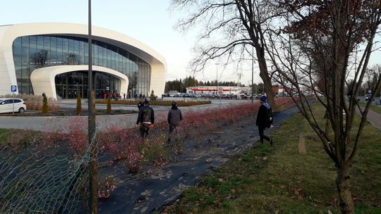 Absurd. Do nowej hali za 105 mln zł nie ma jak dojść