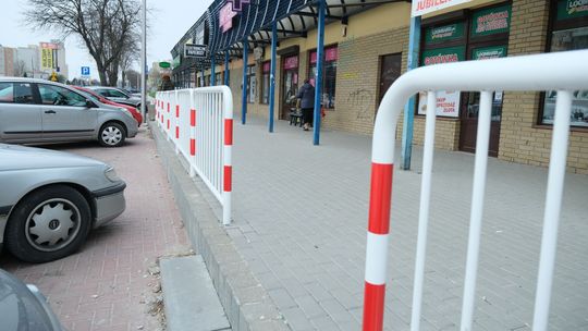 Absurd drogowy. Postawili barierki, ale nikt nie wie po co. Część już zdemontowali