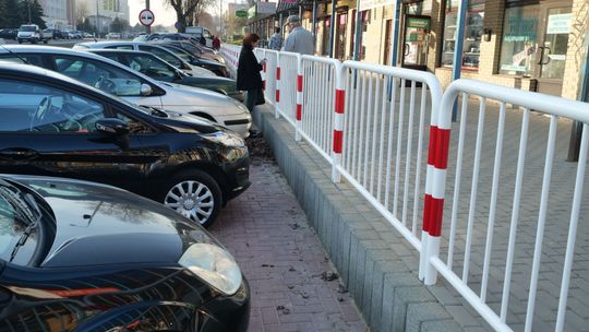 Absurd drogowy. Postawili barierki, ale nikt nie wie po co. "Może pełnią funkcję dekoracyjną?"