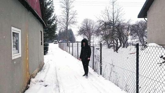 Absurd. Przesunął płot i zabrał sąsiadce część działki. Teraz kobieta ma same problemy