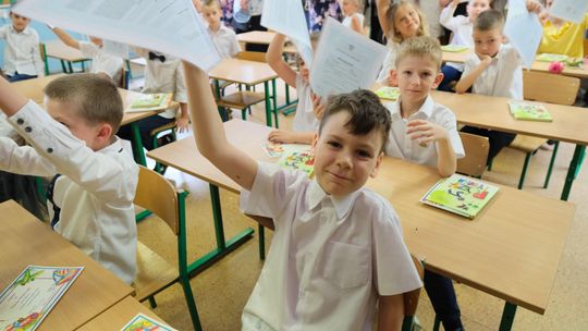 Absurd w szkołach. Uczniowie już nie będą mogli sami odbierać świadectw i legitymacji