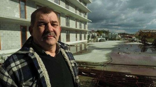 Absurdalna sytuacja. Rolnik ma działkę, ale stoi na niej blok należący do dewelopera