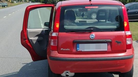 Ach te kobiety... Nie zauważyła, że jedzie z otwartymi drzwiami