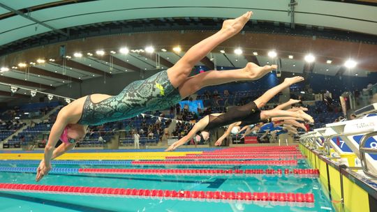 Adela Piskorska tuż przed Laurą Bernat podczas Arena Grand Prix Pucharu Polski w pływaniu [zdjęcia]