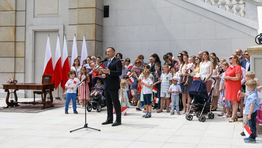 Adopcja dzieci tylko dla par dwupłciowych. Prezydent podpisał projekt zmian konstytucji
