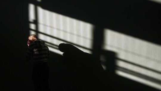 Adopcyjny ojciec gwałcił i molestował dziecko? Prokuratura umorzyła śledztwo w głośnej sprawie