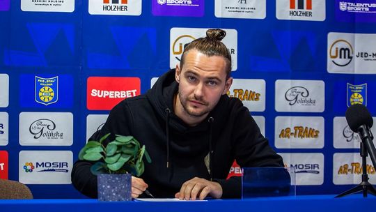 Adrian Szynka strzela Stali zamiast dla Stali, wysoka porażka Świdniczanki
