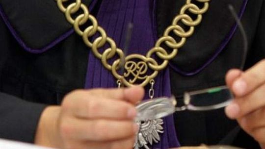 Adwokat oskarżony o jazdę po pijanemu. Policjant nie przyszedł do sądu, zapłaci grzywnę