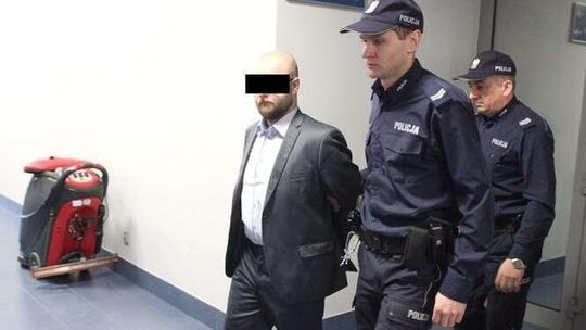 Adwokat pobił i ranił nożem żonę. Zakrwawiona kobieta uciekła do apteki