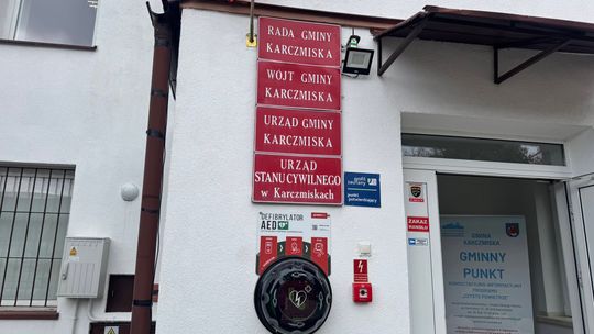 AED na budynku urzędu gminy w Karczmiskach. Kolejne defibrylatory pojawią się w dwóch miejscach