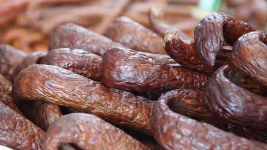 Afera kiełbasiana w Dęblinie. Pomyłka może opóźnić proces urzędniczek