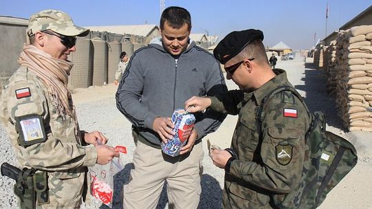 Afganistan: Polscy żołnierze kwestują na rzecz WOŚP (zdjęcia)