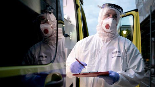 AFP: od początku pandemii na świecie zmarło ponad 2,7 mln osób