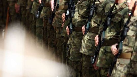 Agencja Mienia Wojskowego otwiera sklep w Lublinie. Flaga Węgier 15 zł, kalesony za 4 zł