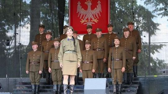 Agnieszka Chylińska na Dniach Patrona, obok zespołu Wojska Polskiego 