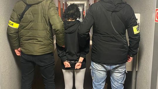 Agresywny atak na ulicy. 20-latka raniła kobietę nożem Agresywny atak na ulicy. 20-latka raniła kobietę nożem