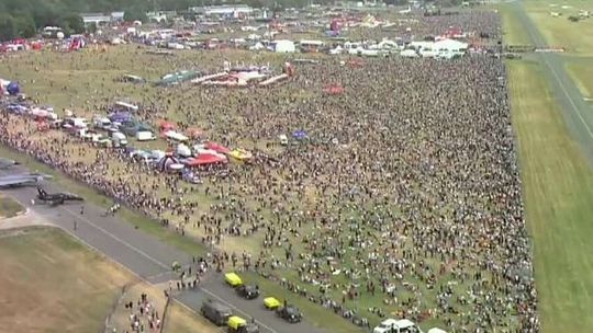 Air Show w Radomiu. Podniebne akrobacje, dziesiątki lotników i tysiące widzów (wideo)