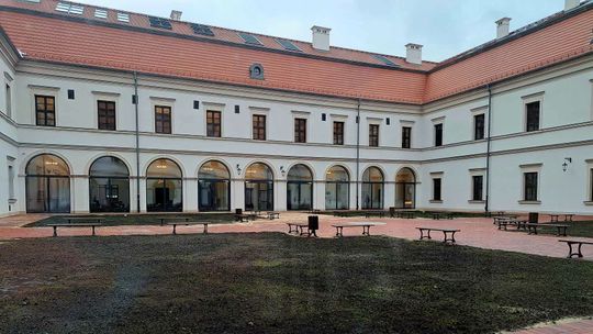 Akademia Zamojska od podszewki. Zwiedzaj gmach z przewodnikiem