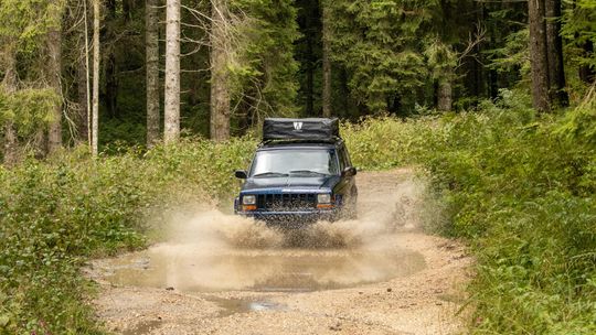 Akcesoria off roadowe – jak przygotować auto do prawdziwej wyprawy?