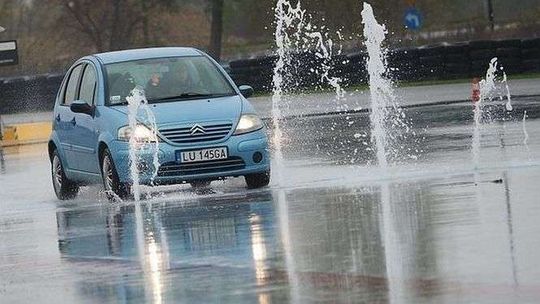Akcja „Bezpieczna jesień”. Szkolili kierowców m.in. jak wyjść z poślizgu
